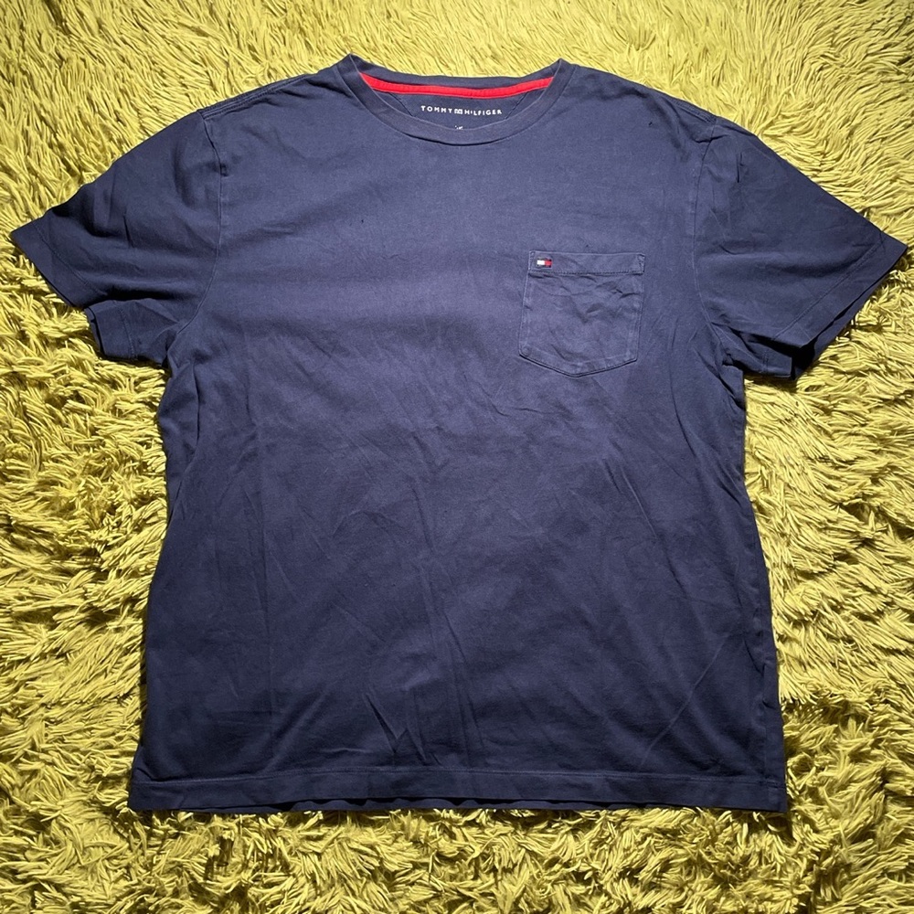 navy blue tommy hilfiger tshirt